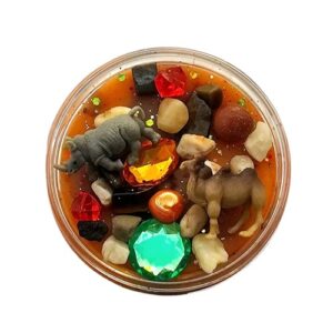 Rond doosje gevuld met bruine en donkerbruine sensorische klei, versierd met een neushoorn, kameel en kleurrijke steentjes, kiezelstenen en glitter – een wildlife of sahara in miniatuurformaat.