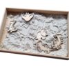 sensory houten bak met kinetisch zand en de minivulvormen dino's van kiddi