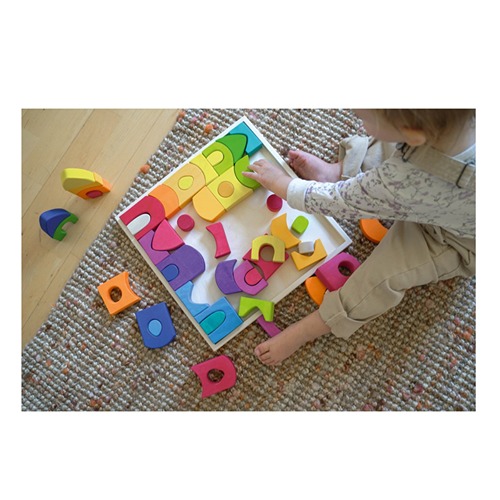 Kind speelt met Goki Morgana houten bouwblokken