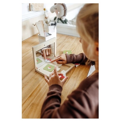 kind- speelt-speelset-small-foot-symmetriespel-met-spiegel (1) Kind maakt patronen in het Small Foot spiegel-symmetriespel