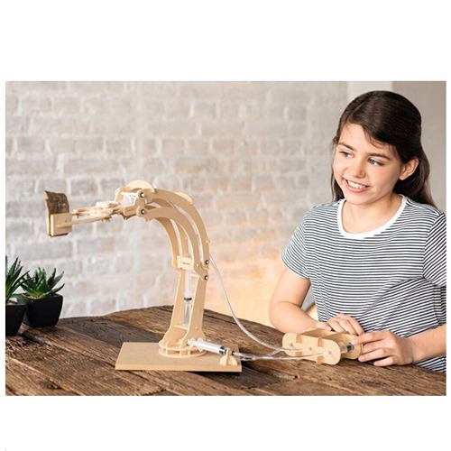 Kind bedient zelfgebouwde hydrolische robotarm met waterdruk