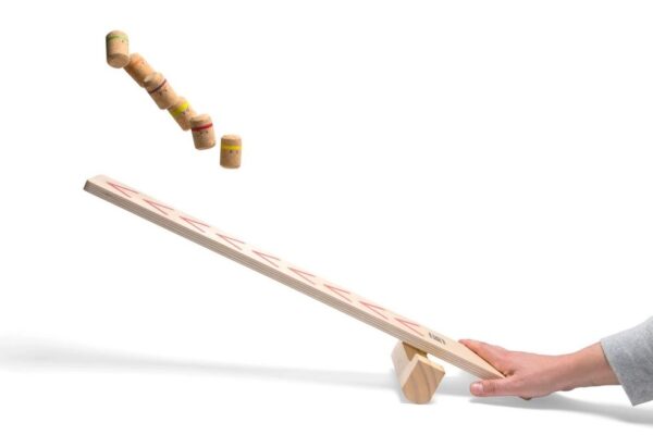 Buitenspel met houten ninja’s – lanceer en raak het doel