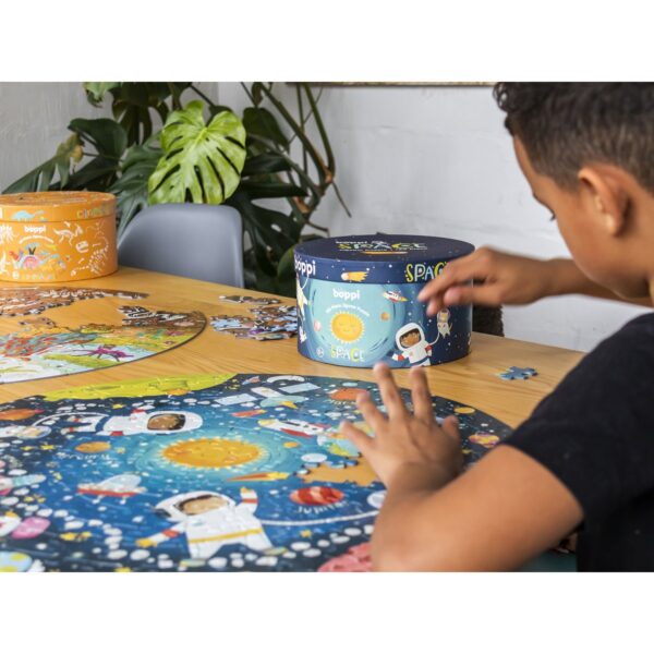 Detail van de 4RWD ruimtevaart puzzel met planeten en sterren bij het speellab