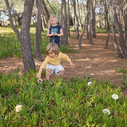 kinderen spelen BS Toys Beestjes Zoekspel buiten in de tuin
