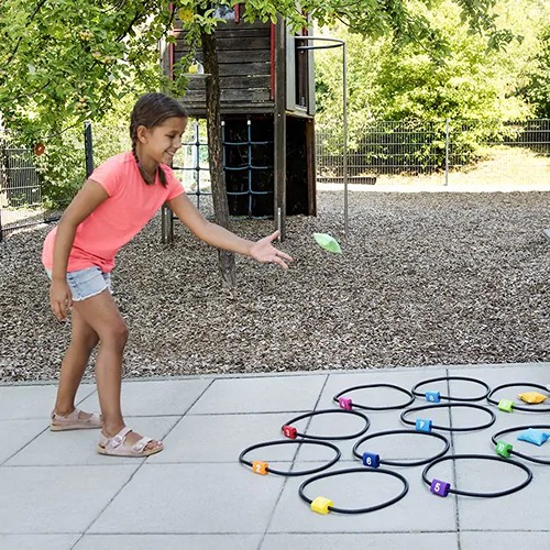 Zelfgemaakt bewegingsparcours met Jump & Throw