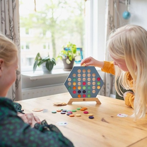Gezellig samen spelen met BS Toys 3 bij elkaar aan tafel