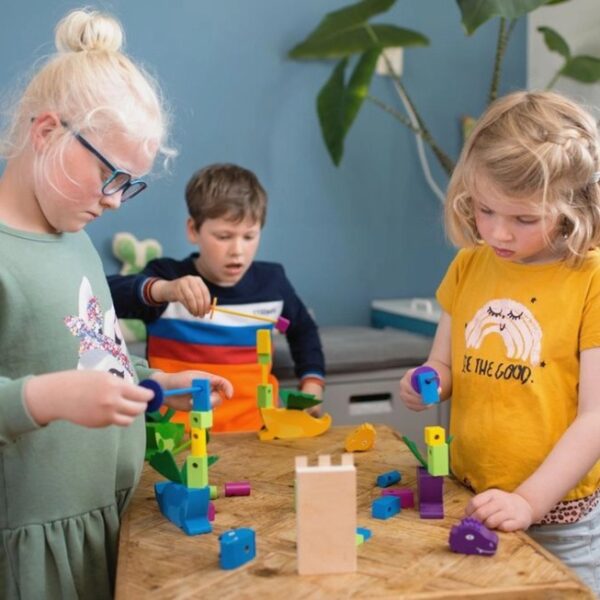 bs-toys-draak-steken-duurzaam-speelgoed.jpg Kinderen spelen samen met BS Toys Draak Steken spel