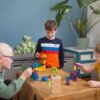 bs-toys-draak-steken-het-speellab.jpg Kinderen spelen samen met BS Toys Draak Steken spel het Speellab