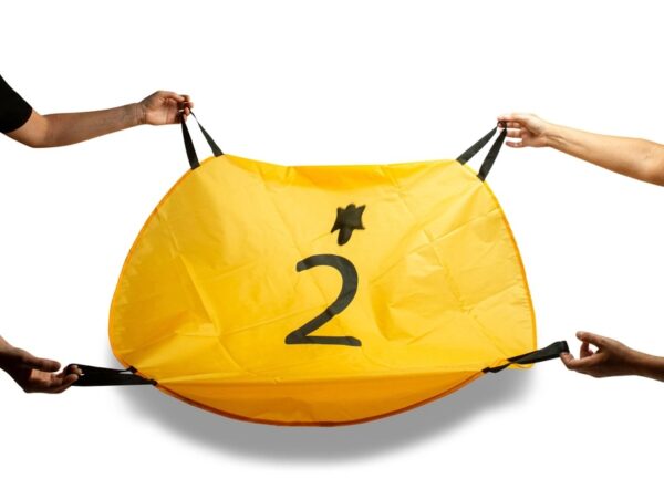 bs-toys-eekhoorn-parachute-in-actie.jpg Actief buitenspeelgoed dat samenwerking stimuleert