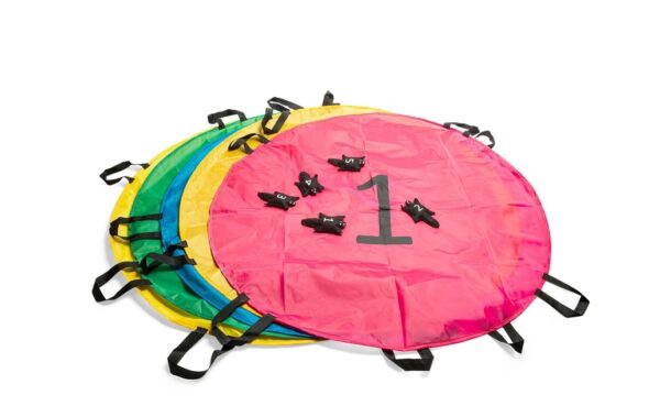 bs-toys-eekhoorn-parachute-verschillende-kleuren-in-actie.jpg Vangspel met parachute eekhoorns van BS Toys