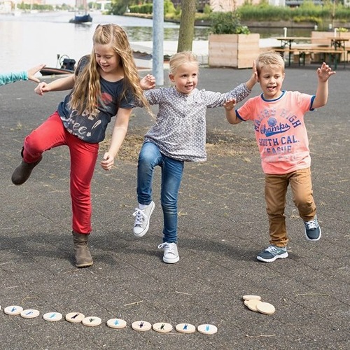 Kinderen die actief bewegen tijdens het BS Toys Moves spel