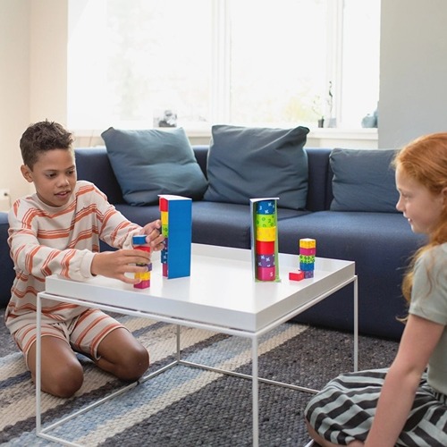 Kind bouwt toren met BS Toys stapelblokken