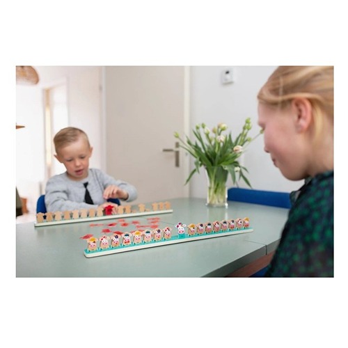bs-toys-welke-koe-ben-ik-kinderen-spelen Samen aan tafel spelen twee kinderen het spel Welke koeben ik te koop bij Het Speellab
