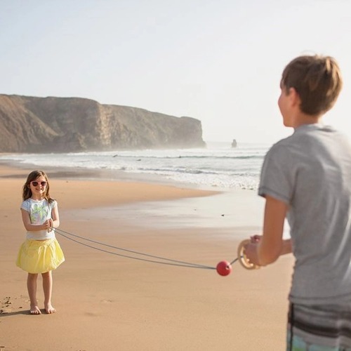 bullet-ball-trekbal-kinderen-buiten.jpg Kinderen spelen met Bullet Ball trekbal van BS Toys buiten