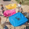 educatief-duurzaam-bs-toys-vang-en-werpspel-kinderen.jpg Kinderen spelen actief buitenspel met eekhoorn parachutes