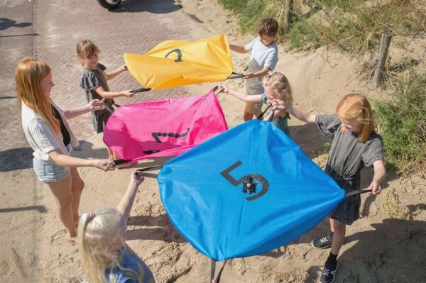 educatief-duurzaam-bs-toys-vang-en-werpspel-kinderen.jpg Kinderen spelen actief buitenspel met eekhoorn parachutes