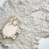 het-speellab-houten-vultray-schaap-in-zand.jpg (1) Leuk met Letters vultray schaap met zand en stempel in het zand