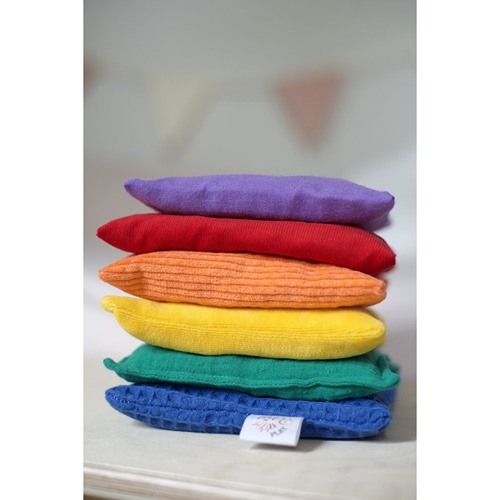 Open einde speelgoed pittenzak regenboogkleuren bij het speellab