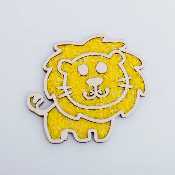 houten-leeuw-vultray-speelrijst-het-speellab.jpg houten leeuw tray gevuld met speelrijst Het Speellab