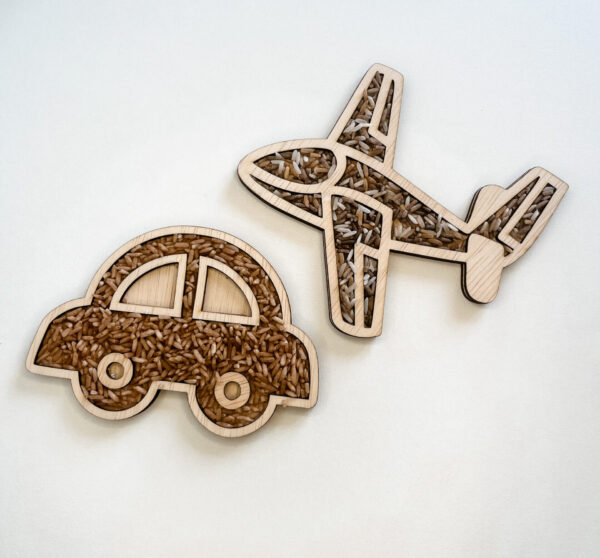 houten-vliegtuig-vultray-speelrijst.jpg houten vliegtuig tray gevuld met speelrijst Het Speellab