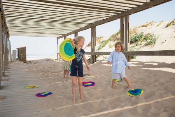 ren-en-match-kleurmatten-bs-toys.jpg Kinderen spelen actief kleurenspel BS Toys Ren & Match