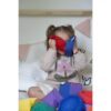 kind met zachte sensory bean bag met kersenpitten