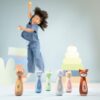 woet-educatief-houten-bowling-set-kind-speelt-spel Kind speelt met Houten dieren bowlingset van Woet met zes kegels en twee ballen