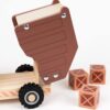 duurzame-houten-vrachtwagen-speelgoed Duurzame houten vrachtwagen van massief hout