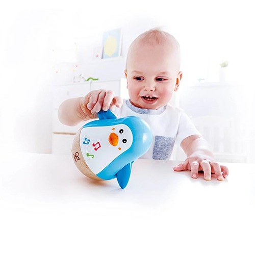 hape-penguin-musical-wobbler-spelend-baby Baby speelt met Hape Penguin Musical Wobbler wiebelpoppetje