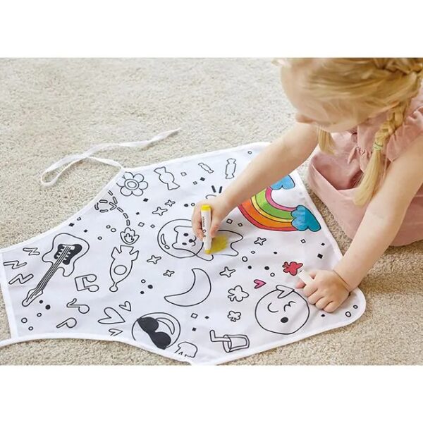 Kinderen knutselen met Hape keukenschort kleuren set