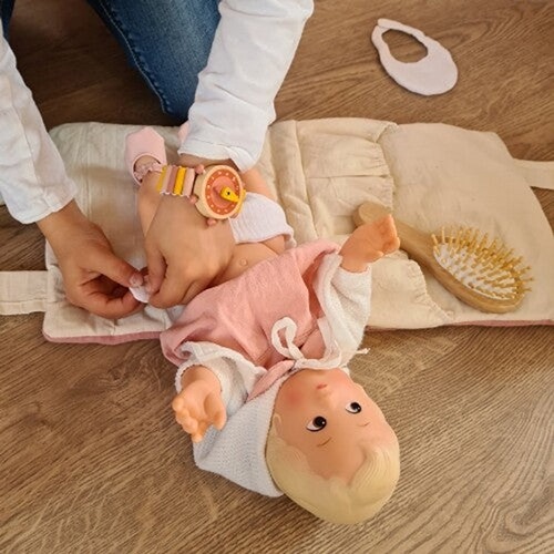 Verzorgingstas voor de pop stimuleert rollenspel van Egmont Toys