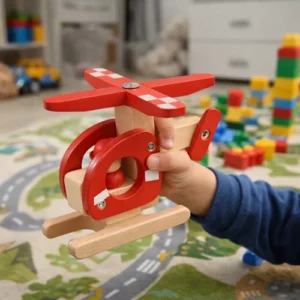 Goki-helikopter-duurzaam-rollenspel-speellab Kind speelt met houten helikopter van Goki. Stevig duurzaam