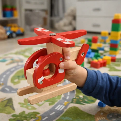 Goki-helikopter-duurzaam-rollenspel-speellab Kind speelt met houten helikopter van Goki. Stevig duurzaam