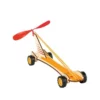 Houten auto model aangedreven door kinetische energie door elastiek en propeller