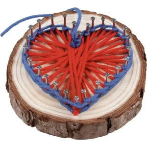 goki-knutselset-draden-figuren-maken Houten timmerset voor kinderen met draadpatronen en kleurrijke garens hier een hart