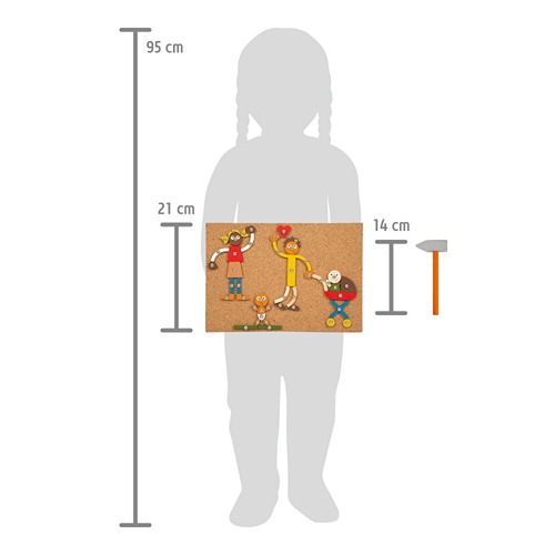 Hamer-Spel-Thuis-Familie-smallfoot Kind met meetlat om grootte spel aan te geven tav van kind.