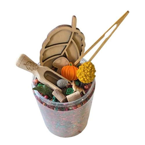 Pourandplay-herfst-Sensoryfun-sensorisch Sensoryfun Pour and Play pot herfst thema met houten schepjes, gekleurde speelrijst en herfstfiguren voor sensopathisch spel