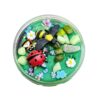 Sensoryfun-sensorische-speelklei-insecten Groene sensorische klei, versierd met een plastic lieveheersbeestje, bij, kleurrijke steentjes, bloemetjes en kleine vlinders – vrolijke lentetuin in miniatuurformaat.