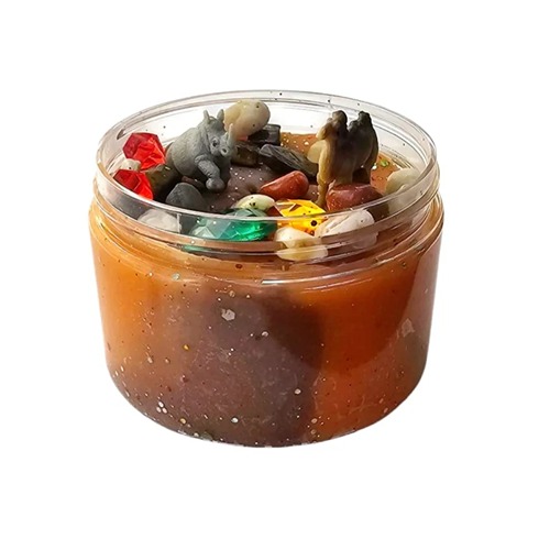 Sensoryfun-sensorydough-jungle-hetspeellab Doosje gevuld met bruine en donkerbruine sensorische klei, met neushoorn, kameel en kleurrijke steentjes, kiezelstenen – een wildlife in miniatuurformaat.