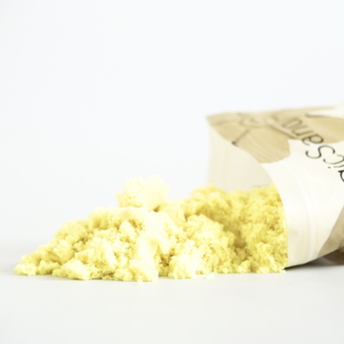 Zak op zijkant met magic sand eruit.