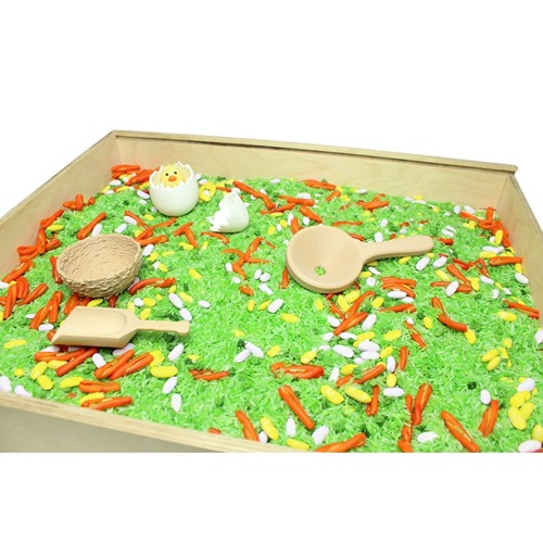 kids-kabinet-trechter-schepje-opeinde-spel-speellab Trechter en schep in houten speelbak met speelrijst pasen Van Kids Kabinet verkrijgbaar bij Het Speellab