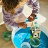 sensoryfun-potion-play-sensoryfun-speelgoed.jpg Kind speelt met SensoryPopp en magisch water