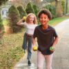 KInderen rennen met duurzame waterballonnen achter elkaar