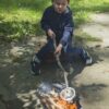 kind megt stok en popcorn maker in de hand