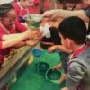 kinderen die samen spelen met attributen in een bak gel