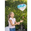 parachute-speelgoed-kinderen-zwaartekracht-experiment Kinderen spelen met parachute speelgoed en leren over zwaartekracht en luchtweerstand