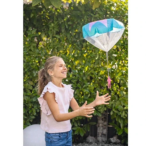 parachute-speelgoed-kinderen-zwaartekracht-experiment Kinderen spelen met parachute speelgoed en leren over zwaartekracht en luchtweerstand