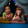 kind-speelt-met-kidoki-squeeze-flashlight-bosdieren Kind schijnt in het donker met de Kidoki Forest Friends knijpkat zaklamp tijdens het kamperen