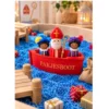 Sint en piet in de houtenpakjesboot in de speelbak met rijst en cadeautjes