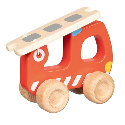 goki-brandweerwagen-hout-dreumes-het-speellab Goki houten brandweerwagen met beweegbare ladder met de ladder nu plat op de wagen.